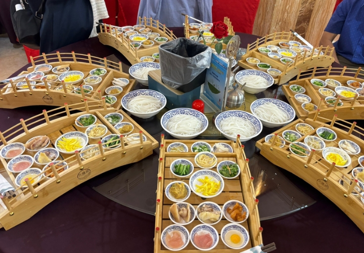 Bún qua cầu là món ăn đặc sắc được nhiều du khách ưa thích khi đi du lịch Côn Minh 
