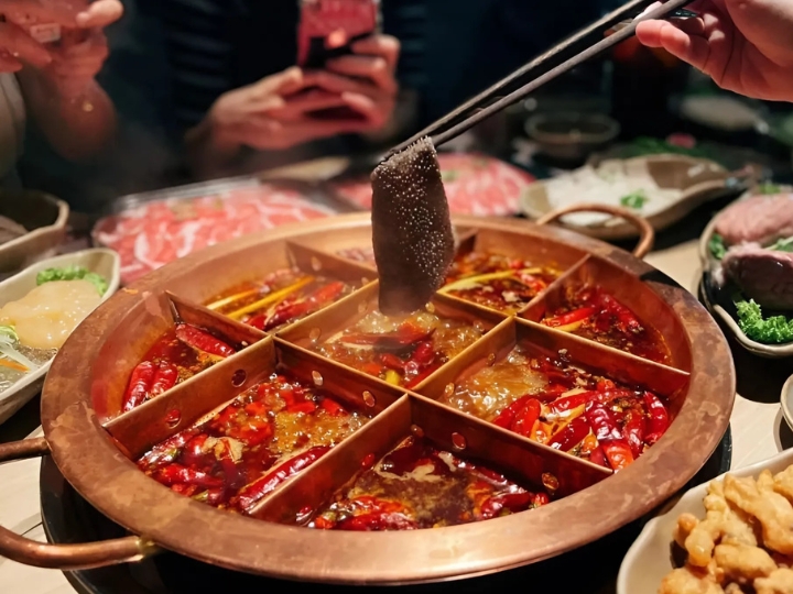 Một nồi lẩu cay sôi sục với các nguyên liệu tươi ngon