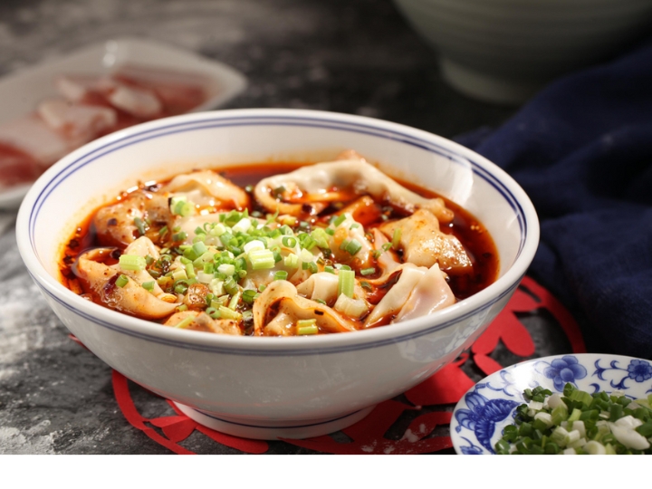 Một tô hoành thánh nóng hổi, đầy đặn nhân thịt tươi ngon