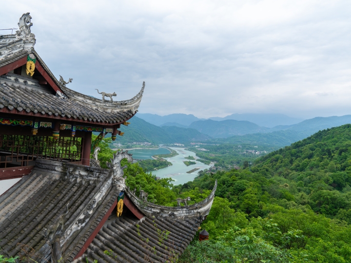 Cảnh sắc hùng vĩ của Núi Thanh Thành với những đền chùa cổ
